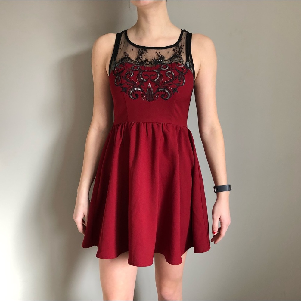 Summer dress with lace embroidery